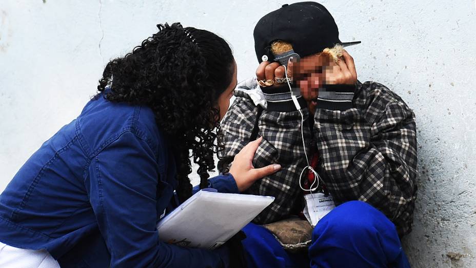Integrante do programa De Braços Abertos tem crise na tenda da prefeitura na cracolândia da Luz
