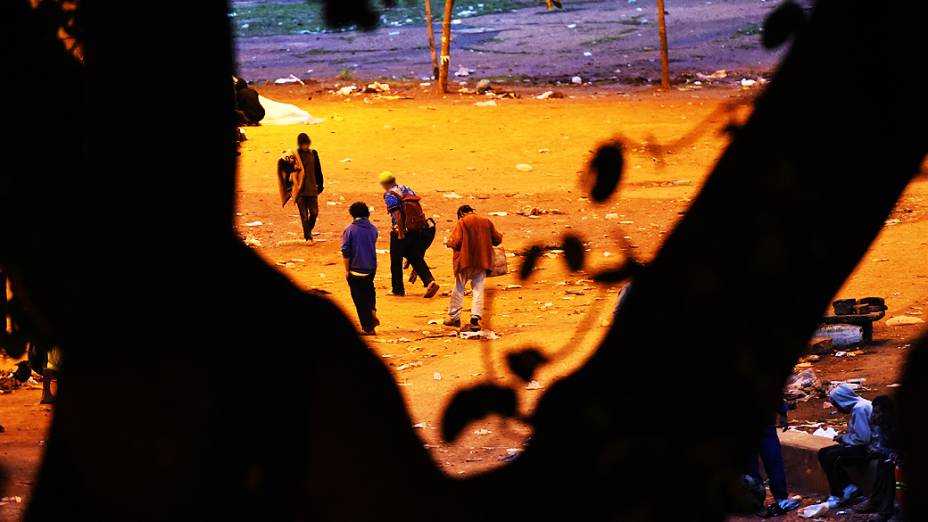 Viciados em crack ocupam toda a região sob o Viaduto Diário Popular, centro de São Paulo