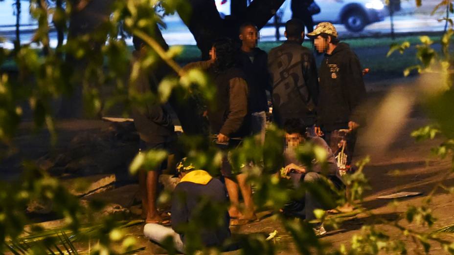 Moradores de rua e usuários de drogas conversam em grupo próximo ao Viaduto Bresser, na Mooca - Zona Leste de São Paulo