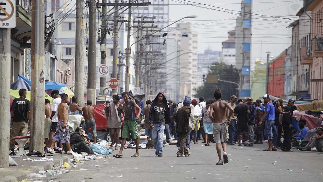 Usuários de crack fecham completamente as esquinas da rua Helvetia com Alameda Cleveland, na região conhecida como cracolândia, em São Paulo