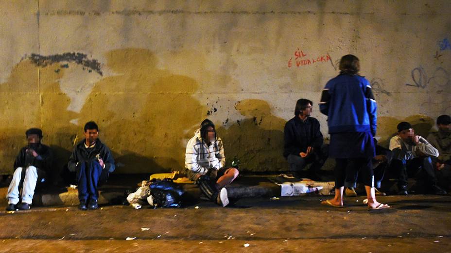 Aglomeração na cracolândia do Viaduto Jabaquara, Zona Sul de São Paulo