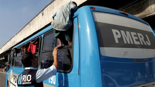 Um dos usuários recolhidos na operação no Jacarezinho tenta escapar do ônibus da Polícia Militar: dificuldade para manter usuários em tratamento