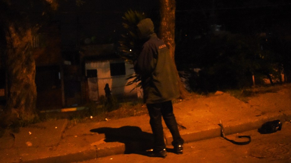 Usuário acende cachimbo de crack na Favela da Paz, na mesma rua do Itaquerão (SP), estádio de abertura da Copa