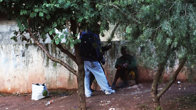 Homens usam drogas no Piscinão do Bananal: nova cracolândia se formou na Serra da Cantareira, em São Paulo