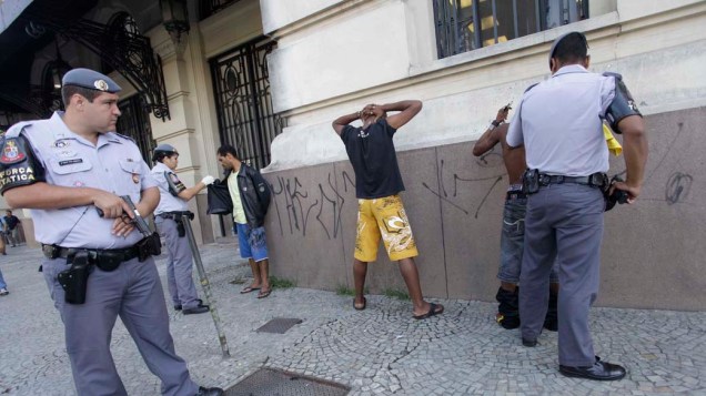 Policiais Militares revistam suspeitos na praça Julio Prestes na região conhecida como Cracolândia, São Paulo