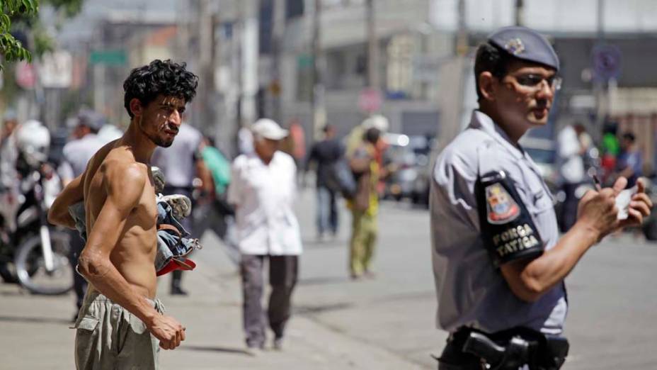 Policiais Militares realizam operação para coibir o tráfico de drogas e o consumo na região conhecida como Cracolândia, São Paulo