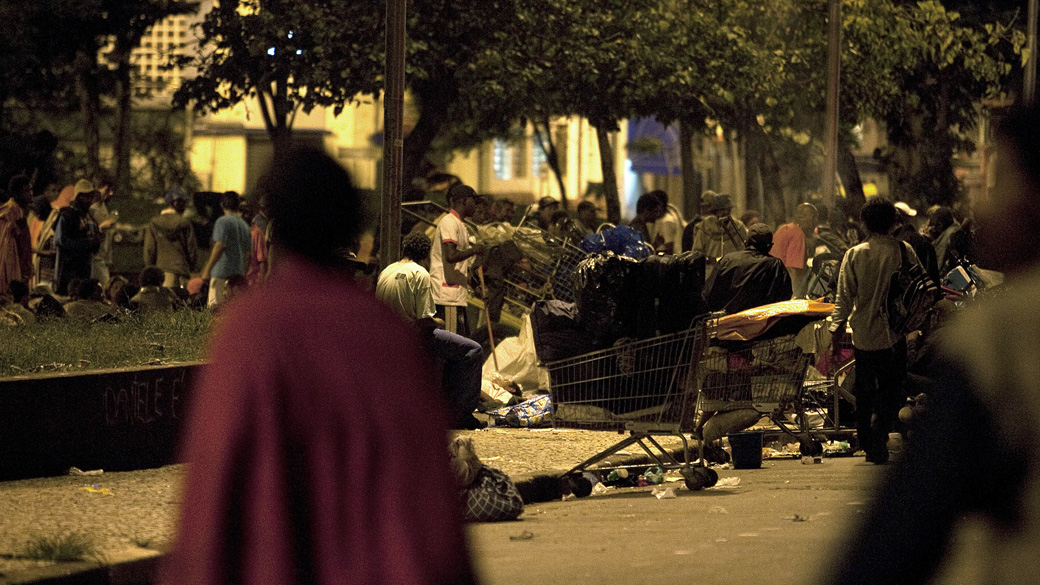 Usuários na praça ao lado da Estação Júlio Prestes depois da "Operação Sufoco" que pretende reprimir o tráfico e o uso de drogas na região da Cracolândia, São Paulo