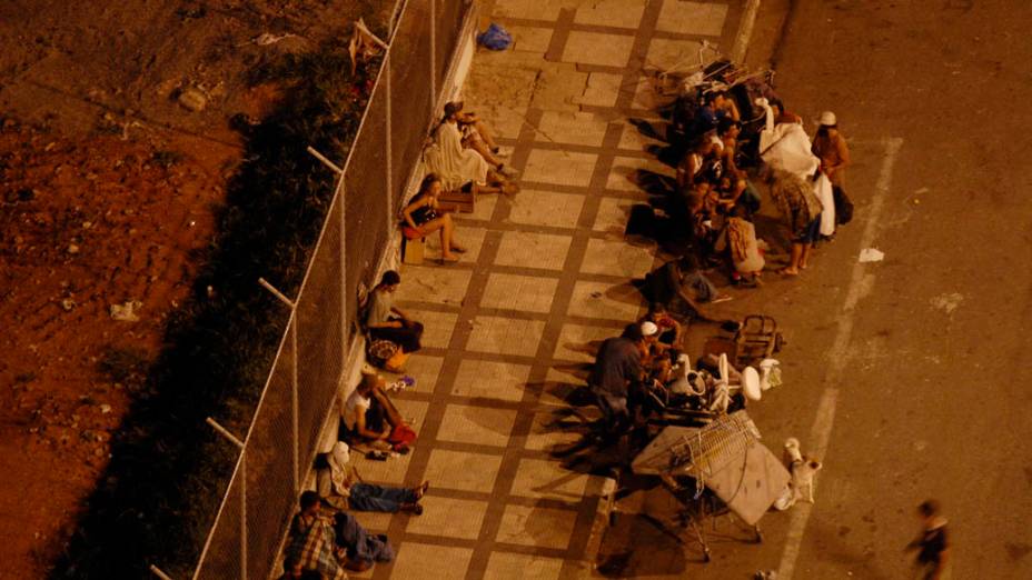 Usuarios retornam ao local onde policiais militares realizaram uma operacão para coibir o tráfico e o consumo de drogas na região conhecida como Cracolândia, São Paulo