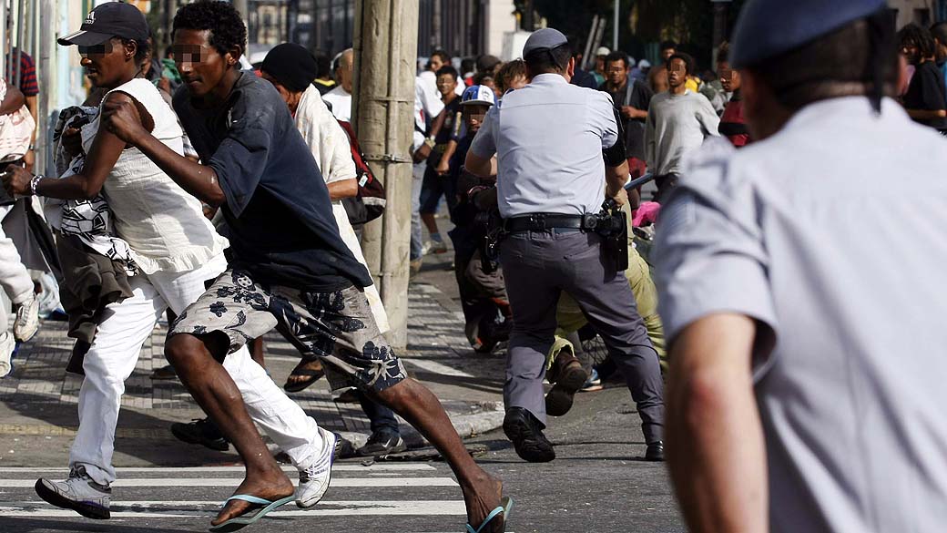 Operação da Polícia Militar expulsa usuários de crack na região conhecida como cracolândia, em São Paulo