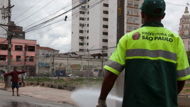 Funcionário da Prefeitura de São Paulo utiliza jato de água para dispersar usuários de droga da Cracolândia, no centro da cidade, no dia 13 de janeiro