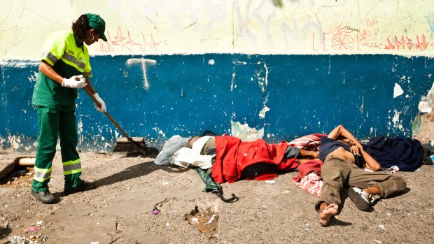Usuários de droga deitados na calçada da Rua Helvétia, na região da Cracolândia, em 13 de janeiro