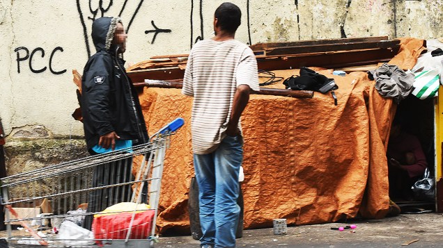 Favelinha montada por moradores de rua e viciados em crack em volta do Ceagesp, em São Paulo