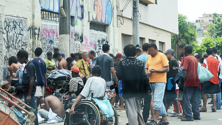 Concentração de usuários de drogas na região conhecida como cracolândia