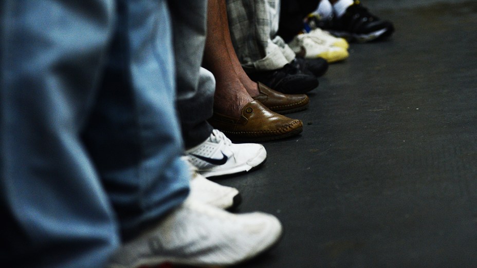 Fila de moradores de rua e dependentes químicos em frente à Missão Batista Cristolândia