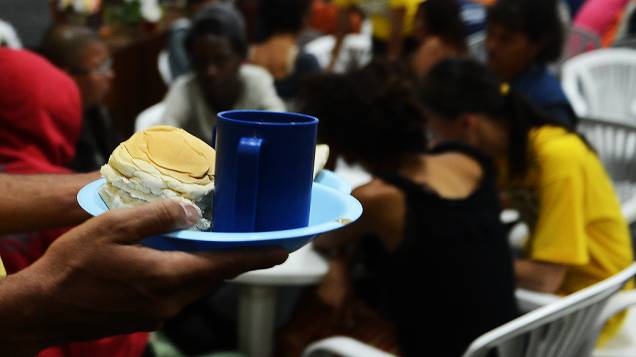 Na missão Cristolândia eles rezam, se alimentam, tomam banho, ganham roupas e oportunidade de tratamento