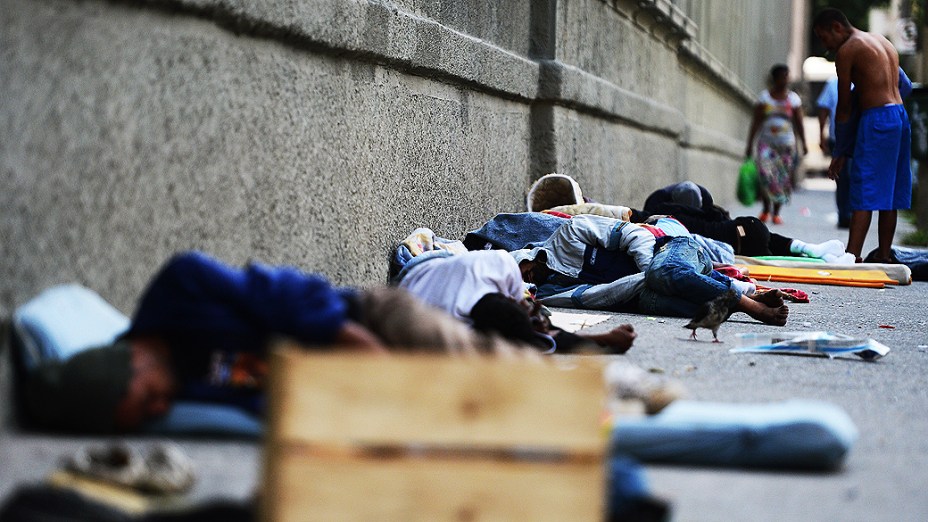 Muitos dos usuários vivem na rua e dormem nas calçadas da cracolândia