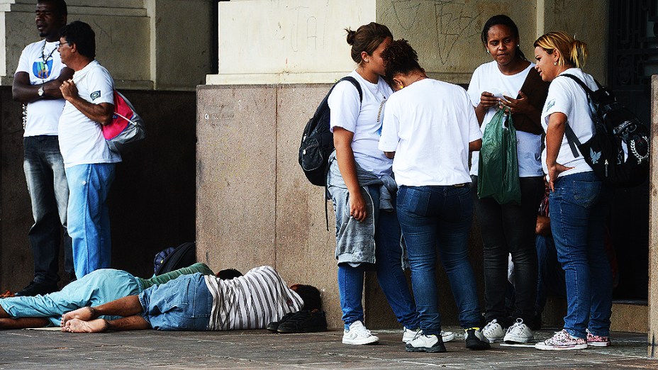 Voluntários e grupos religiosos durante ação junto aos usuários de drogas na cracolândia, próximo da sala São Paulo, na região central de São Paulo