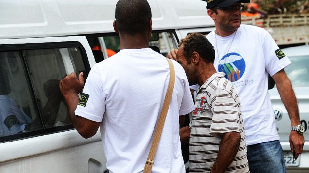 Voluntários e grupos religiosos durante ação junto aos usuários de drogas na cracolândia