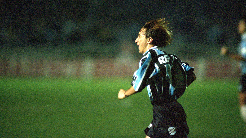 Paulo Nunes foi um dos destaques do grêmio no título de 1996. O atacante foi artilheiro, junto com Reinaldo, do Atlético-MG, com 16 gols
