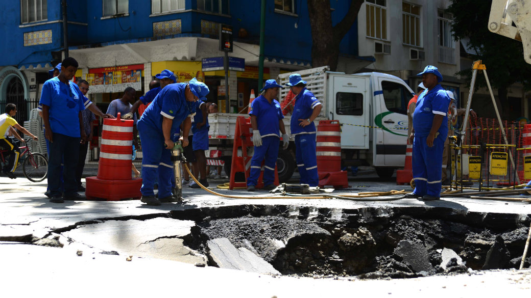 Cratera da Cedae em Copacabana: caos no trânsito da Zona Sul