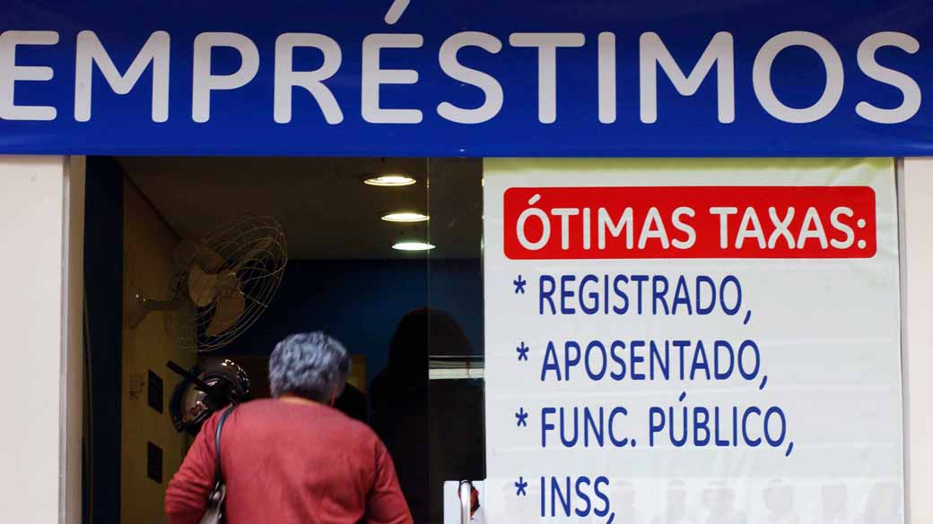 Economistas atribuem a trajetória de queda a uma maior cautela do consumidor na hora de contrair dívidas, devido ao cenário de aumento dos juros e da cotação do dólar
