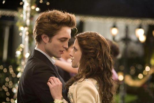 Pattinson e Kristen em cena de Crepúsculo