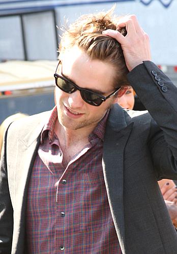 O ator Robert Pattinson chega ao prêmio Teen Choice Awards, na Califórnia (EUA), nesta segunda, dia 10.