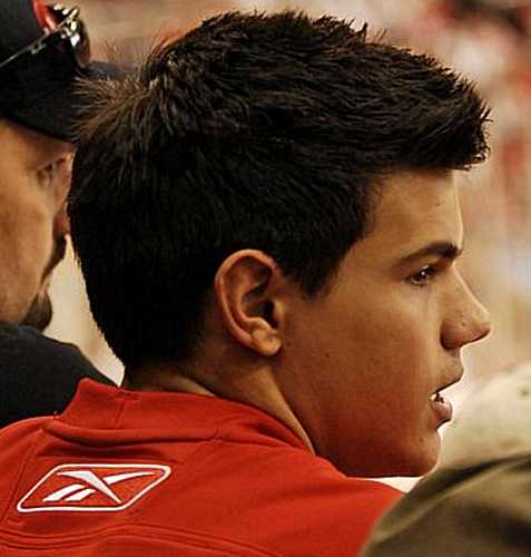 Taylor Lautner, intérprete de Jacob, assiste ao jogo final do campeonato de hóquei, em Michigan (EUA), em junho de 2009.