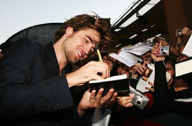 Robert Pattinson, o vampiro mais badalado do momento, distribui autógrafos na première do filme <em>Crepúsculo</em> em festival de Roma, na Itália, em outubro de 2008.