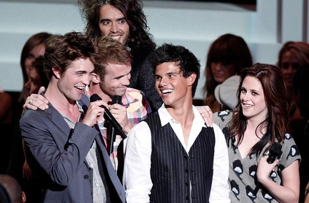 Robert Pattinson, Cam Gigandet, Taylor Lautner, Kristen Stewart e Russell Brand participam do MTV Video Music Awards, em 2008.