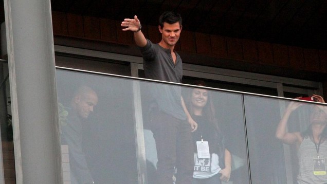 Crepúsculo: Taylor Lautner acenou da sacada de seu quarto de hotel
