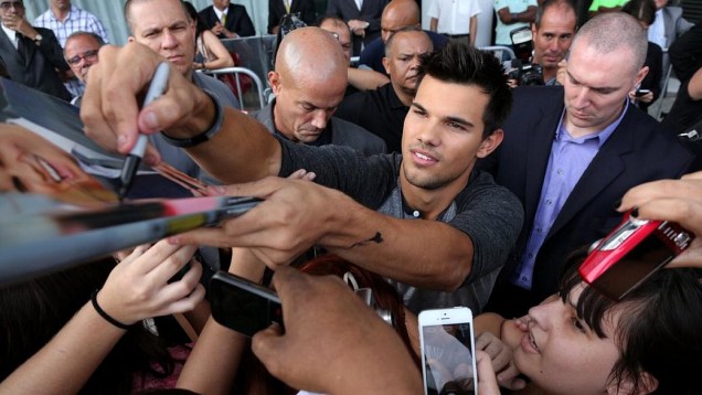 Crepúsculo: Taylor Lautner distribuiu autógrafos às fãs