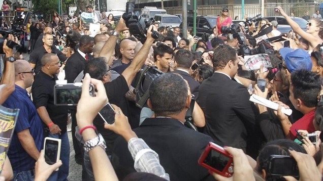 Crepúsculo: Taylor Lautner foi encoberto pela multidão que se aglomerava em frente ao hotel, em Ipanema