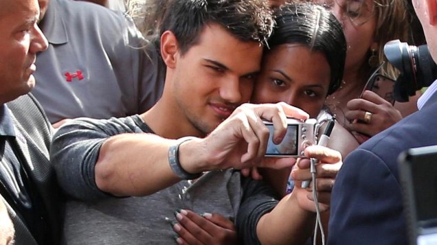 Crepúsculo: Taylor Lautner também tirou fotos com as fãs da saga