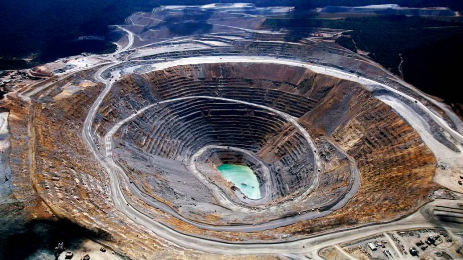Vista aérea de mina de extração de ouro e cobre na Indonésia