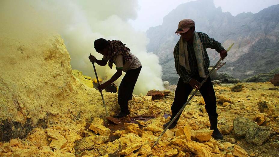 Trabalhadores extraem enxofre de mina na Indonésia