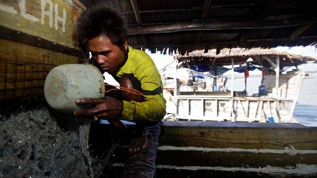 Funcionário faz mineração de estanho na Indonésia