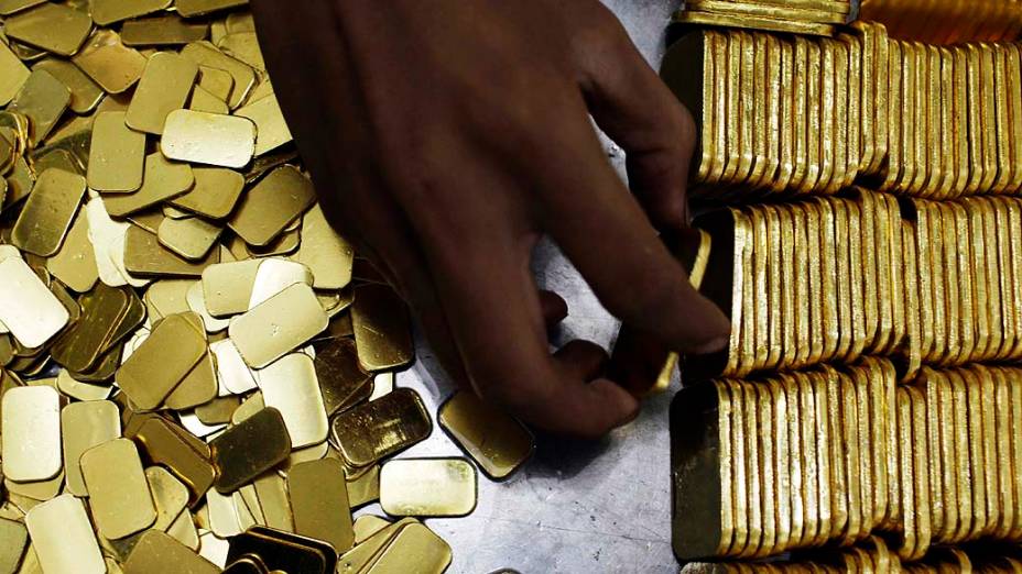 Funcionário organiza peças de ouro na Indonésia