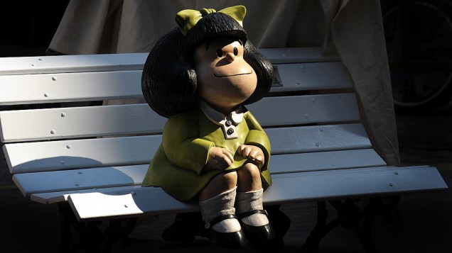 Escultura da personagem Mafalda feita pelo artista Pablo Irrgang colocada em frente a casa onde Quino criou a personagem na década de 60