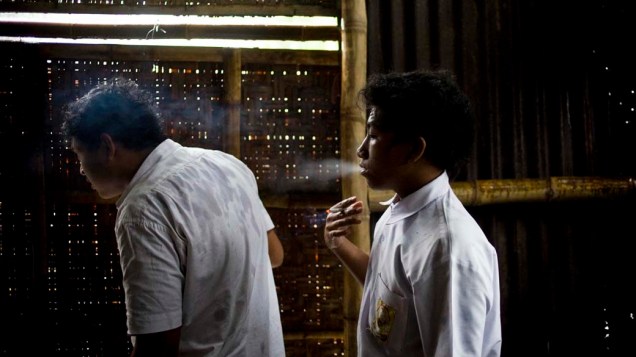 Estudantes fumam depois da escola na cidade de Yogyakarta, Indonésia. A pouca fiscalização das leis permite que as crianças comprem cigarros livremente