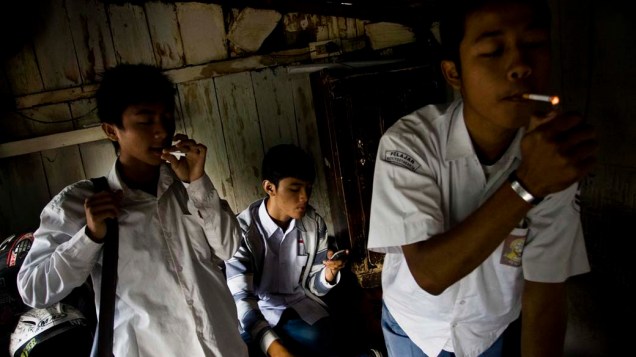 Estudantes fumam antes de ir para a escola em Yogyakarta, Indonésia
