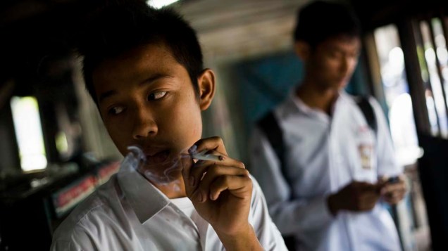 Estudantes fumam antes de ir para a escola em Yogyakarta, Indonésia