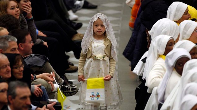 Criança carrega bandeira do Vaticano durante audiência semanal do Papa Bento XVI