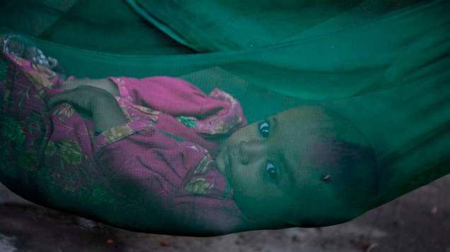 Criança abrigada em campo de refugiados na cidade paquistanesa de Badin. O governo estima que 7,5 milhões de pessoas foram afetadas pelas inundações