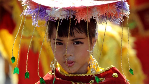 Criança durante cerimônia de casamento coletivo na cidade de Jacarta, Indonésia