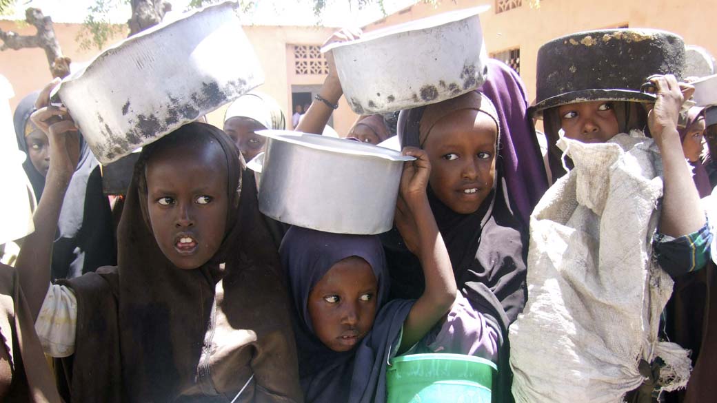 Em Mogadishu, Somália, crianças em centro de distribuição de alimentos