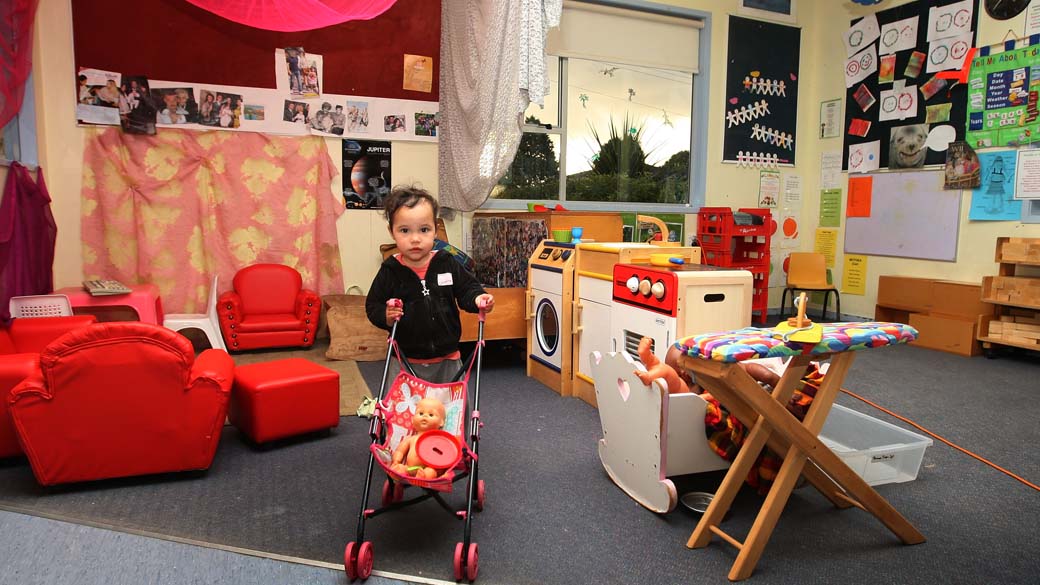 Criança brinca em creche