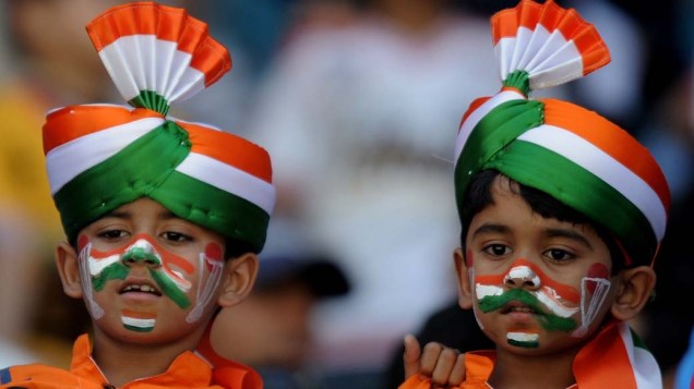 Crianças indianas durante partida da Copa Mundial de Críquete em Ahmedabad, Índia