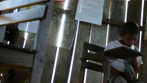 Criança em escola de madeira, no Acre: educação é gargalo para o desenvolvimento do Brasil