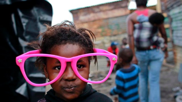 Criança na favela de Masiphumelele, na Cidade do Cabo, África do Sul
